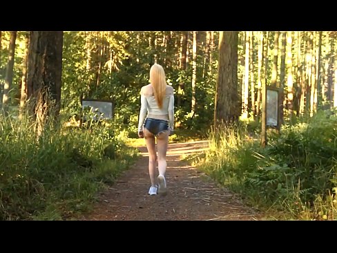 ❤️ Ilus naine liigub aeglaselt, mitte alasti video ️❌ Anaal video at us