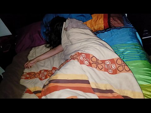 ❤️ Kasupoeg sõimab oma noort kasuema, kui ta magab. ️❌ Anaal video at us